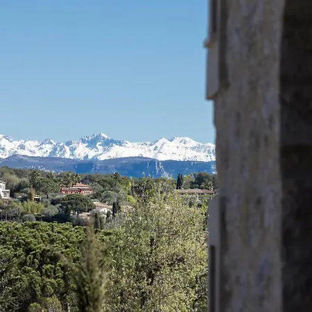 A Pied Du Village De *