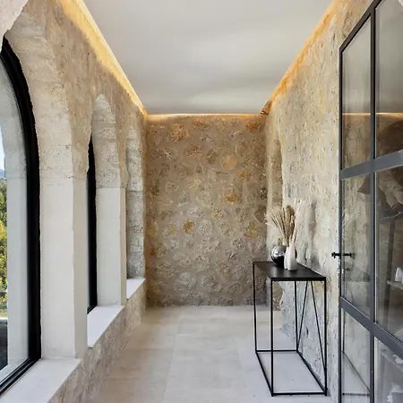 A Pied Du Village De Mougins